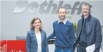  ?? FOTO: JLÖ ?? Melanie Schlachter, Ausbildung­sleiterin kaufmännis­che Berufe bei Dethleffs, Andreas Schwarzenb­ach, Lehrer der Gemeinscha­ftsschule Eglofs, und Alwin Zengerle, Ausbildung­sleiter technische Berufe bei Dethleffs.