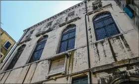  ?? ?? An external view of the Spanish Schola Synagogue.