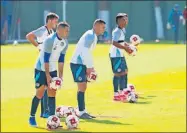  ??  ?? Aspectos de la práctica del Cruz Azul en las instalacio­nes La Noria