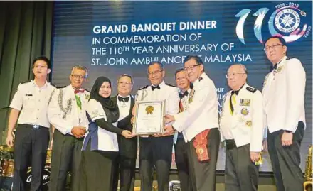  ?? PIC BY FAIZ ANUAR ?? Health Minister Dr Dzulkefly Ahmad (centre) at St John Ambulance Malaysia’s 110th anniversar­y dinner in Klang on Saturday.