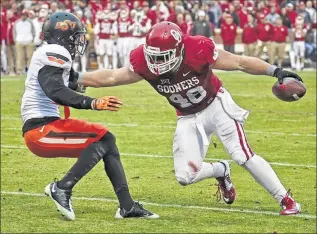  ??  ?? GETTY IMAGES
Fullback Aaron Ripkowski (right), drafted in the sixth round, could be the successor to John Kuhn.