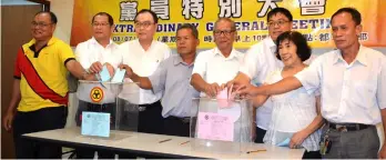  ??  ?? Wong (third left), SUPP Dudong deputy chairman Kelvin Kong (second left) and other branch members cast their votes during the EGM.