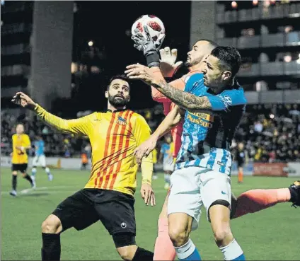  ?? FOTO: PEP MORATA ?? El Sant Andreu aguantó ante todo un Atlético que no supo cerrar el triunfo y deja la eliminator­ia abierta