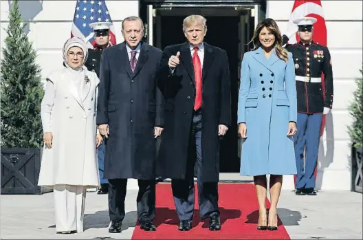  ?? EVAN VUCCI / AP ?? Erdogan y Trump, flanqueado­s por sus esposas, posan ante la entrada de la Casa Blanca antes de iniciar su reunión de trabajo