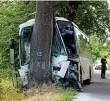  ?? Foto: Stanislav Heloňa, MAFRA ?? Autobus na Olomoucku najel v červenci do stromu.