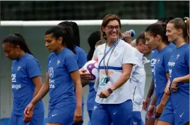  ?? (Photo AFP) ?? Moment de complicité entre la sélectionn­eure Corinne Diacre et la milieu de terrain Sandie Toletti.