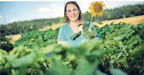  ?? RP-FOTO: RALPH MATZERATH« ?? Christina Weeger hat auf ihrem Feld Blumen zum Selberpflü­cken ausgesät.