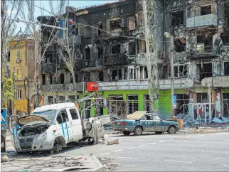  ?? EFE ?? Afectación. Vehículos destruidos bloquean una calle en Mariúpol, Ucrania, tras los cruentos combates.