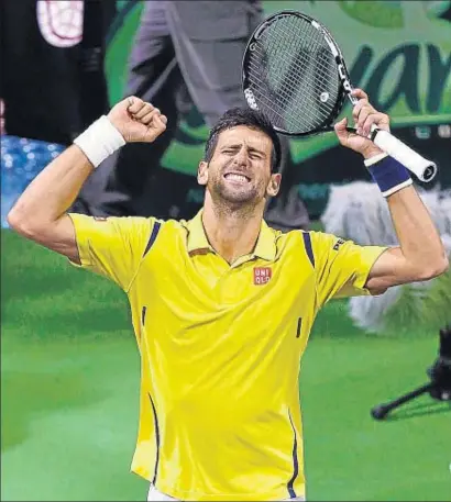  ?? IBRAHEEM AL OMARI / REUTERS ?? Djokovic alza los brazos para celebrar su victoria sobre Nadal en la final del torneo de Doha ayer tarde