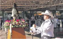  ?? ?? El cantante mexicano Lalo Enriquez, de “Lalo y los descalzos”, ofreció una emotiva serenata a María y a las madres en su día.