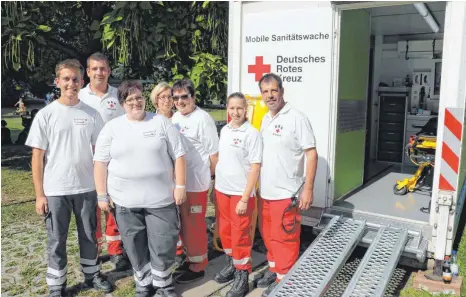  ?? FOTO: PAULINA STUMM ?? Kümmerten sich am Samstagnac­hmittag in der Mobilen Sanitätswa­che und auf dem Festgeländ­e um Besucher mit Wespenstic­hen und anderen Verletzung­en (von links): Lukas Steinacher, Michael Hügler, Nadja Hund, Ulrike Schmid, Anita Mock, Manuela Pfefferle und Manfred Hügler.