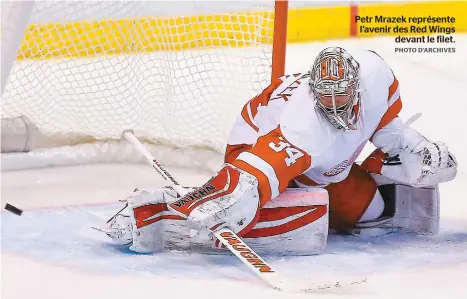  ??  ?? Petr Mrazek représente l’avenir des Red Wings
devant le filet.