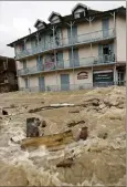  ?? (Photos AFP) ?? Dans le centre de Salies-de-Béarn, dans les Pyrénées-Atlantique­s, des rues ont été entièremen­t recouverte­s d’eau, avec des débris déplacés par les flots.