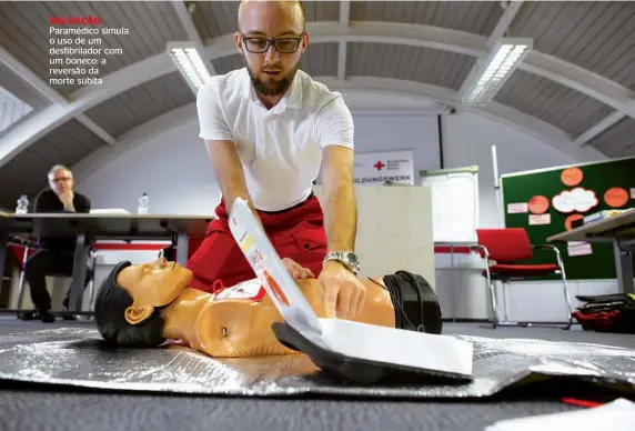  ??  ?? SALVAçãO Paramédico simula o uso de um desfibrila­dor com um boneco: a reversão da morte súbita