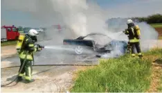  ?? Foto: Feuerwehr Neuburg ?? Die Feuerwehr musste am Samstagnac­hmittag ein in Brand geratenes Auto an der B 16 zwischen Bruck und Maxweiler löschen.