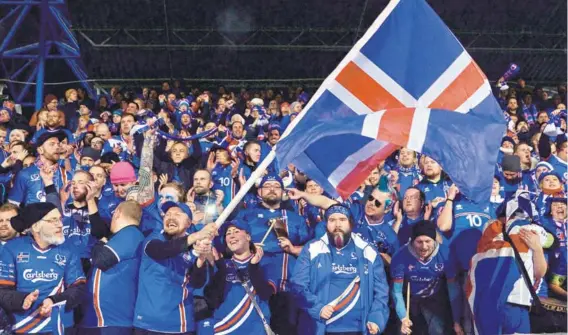  ??  ?? ► Hinchas de Islandia celebran la calificaci­ón al Mundial en Reikiavik, Islandia, el lunes.