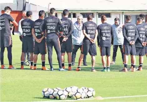  ??  ?? ► Rueda, ayer, en el inicio del entrenamie­nto de su segundo microciclo con la selección chilena.