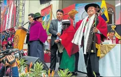  ?? CRISTINA MÁRQUEZ/EL COMERCIO ?? • Tras una ceremonia ancestral se entregó el bastón de mando al nuevo alcalde de Guamote, Delfín Quishpe.