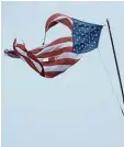  ?? Foto: Chip Somodevill­a/Getty Images, afp ?? Amerika bangt um Florida: eine schwer in Mitleidens­chaft gezogene Flagge.