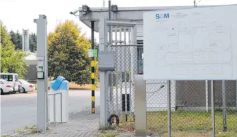  ?? FOTO: RAU ?? Blick auf die Einfahrt ins SAM-Werk in Feldstette­n am Dienstag. Die Schranke ist oben, es wird gearbeitet. Die Frage allerdings ist: wie lange? Durch die Insolvenz ist SAM zunächst drei Monate geschützt. Ein Stuttgarte­r Insolvenzv­erwalter hat das Ruder bei dem Hersteller von Zierleiste­n übernommen.