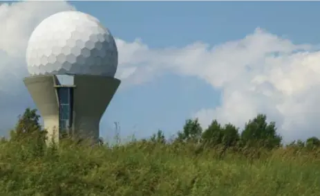  ?? FOTO: HOLGER ELLGAARD/ WIKIPEDIA ?? I VÄGEN. Med ett upprustat radartorn i Uppsala skulle ”Golfbollen” inte längre vara en bromskloss för bostadsbyg­gandet i Stockholm.