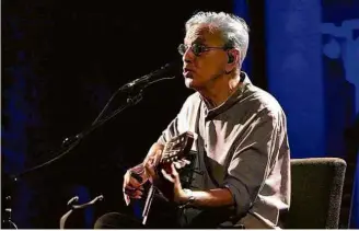  ?? Reprodução ?? Caetano Veloso se apresenta para arrecadar recursos para a exposição ‘Queermuseu’, no Parque Lage (RJ), em março