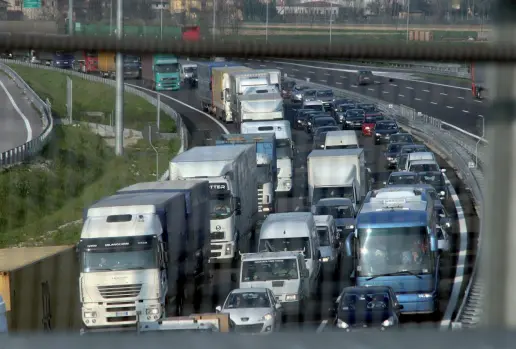  ??  ?? Intasata
Un tratto dell’autostrada BresciaPad­ova in un momento critico: A4 Holding e ministero pensano alla quarta corsia