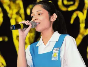  ??  ?? Golden voice: Pei Ling mesmerisin­g guests with her talent during a ceremony at Chung Ling High School, in Air Itam, Penang.