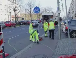  ?? Foto: nd/Nicolas Šustr ?? Arbeitsbeg­inn auf der Petersburg­er Straße in Friedrichs­hain