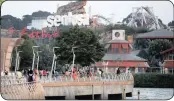  ?? PICTURE: AP/AFRICAN NEWS AGENCY (ANA) ?? People walk to Sentosa Island in Singapore.