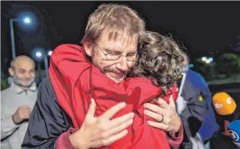  ?? FOTO: AFP ?? Umarmung nach der Freilassun­g: Menschenre­chtler Peter Steudtner (links) wird in der Nacht zum Donnerstag vor dem Silivri-Gefängnis von einer Kollegin umarmt.