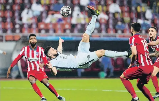  ?? STEFAN CONSTANTIN / REUTERS ?? Con este acrobático remate Giroud batió al Atlético de Madrid en Bucarest