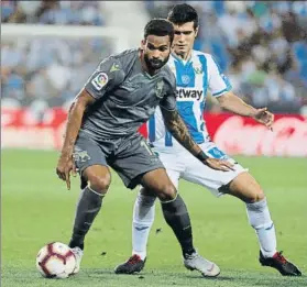  ?? FOTO: SIRVENT ?? Willian José controla de espaldas ante Muñoz. El brasileño no tuvo su mejor noche