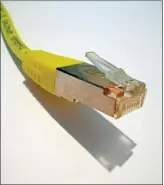  ??  ?? Häufige Fehlerursa­che: Der Ethernet-Stecker, vor allem die kleine Plastikhal­tenase, die gerne abbricht, wodurch der Stecker unmerklich herausruts­chen kann.