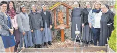  ?? FOTO: HERLINDE GROSS ?? Das Gebet vor der St. Josefstatu­e im Sinnesgart­en konnte wegen unsicheren Wetters nicht stattfinde­n. Dafür stellten sich der Schwestern­konvent zum Foto bei dem Schutzheil­igen, von links Regionalle­iterin Nadja Merkle, Heimleiter­in Sarah Keller und die...