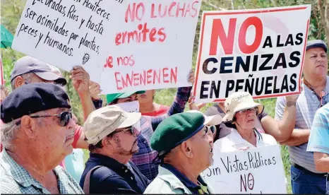  ?? / JASON RODRÍGUEZ GRAFAL / LA PERLA DEL SUR ?? Residentes y activistas ambientale­s solicitan que se respete la orden municipal que prohíbe el depósito de cenizas de carbón en vertederos.