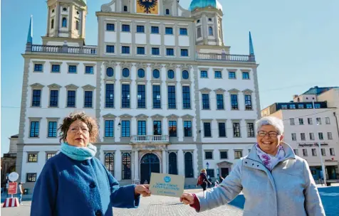  ?? Foto: Peter Fastl ?? Die Präsidenti­n Brigitte Heintze (links) und ihre Nachfolger­in Angela Gebler vom Serviceclu­b „Soroptimis­t“in Augsburg unterstütz­en Frauen.