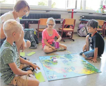  ?? FOTO: BLANKENHOR­N ?? Scheinbar wie von Geisterhan­d finden die fahrbaren Mäuse ihren Weg. Neben ersten Schritten im Programmie­ren lernen die Kinder auch Selbstorga­nisation.