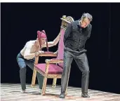  ?? FOTO: MATTHIAS STUTTE ?? Szene aus Helen Malkowskys „Hamlet“-Inszenieru­ng in Mönchengla­dbach.