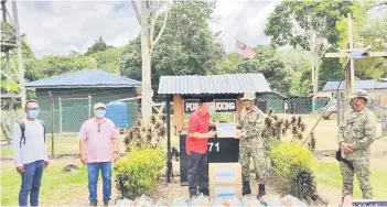  ??  ?? HARGAI: Haji Samin menyampaik­an sumbangan kepada pasukan Keselamata­n di Pos Keselamata­n Serudong.