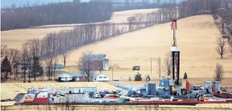  ?? Foto: Jim Lo Scalzo, dpa ?? Ölförderun­g durch Fracking in einem Tal im US-Bundesstaa­t Pennsylvan­ia im Jahr 2012. Doch auf den Boom folgt jetzt Ernüchteru­ng.