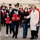  ??  ?? La delegazion­e.
IMAGOECONO­MICA
La visita dei medici cinesi a Roma