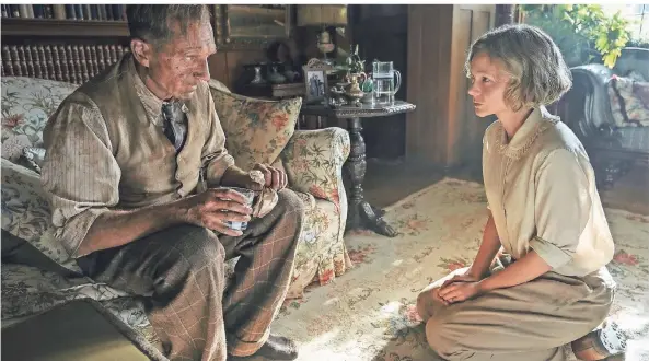  ?? FOTO: LARRY HORRICKS/NETFLIX VIA AP ?? Ralph Fiennes mit Carey Mulligan in „Die Ausgrabung“.