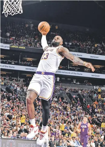  ?? ?? LeBron James, de los Lakers, se eleva en busca de un donqueo en acción del partido de ayer frente a los Suns de Phoenix.