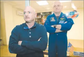  ??  ??    Mark Kelly y su hermano gemelo, Scott, miembro de la tripulació­n de la EEI, quien rompió récord de estancia en esa central, el 26 de marzo de 2015. Foto Ap