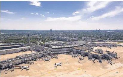  ?? FOTO: IMAGO IMAGES ?? Abfertigun­gsfinger des Flughafens Düsseldorf: Der Airport möchte gerne weiter wachsen.