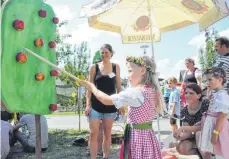  ?? FOTOS: ISABEL KUBETH DE PLACIDO ?? Auf dem Bodolzer Kinderfest haben die Kinder jede Menge Spaß bei den Spielen.