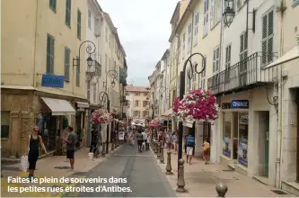  ??  ?? Faites le plein de souvenirs dans les petites rues étroites d’antibes.