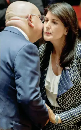  ??  ?? L’ambasciatr­ice degli Usa Nikki Haley: bacio sulla guancia con il collega russo Vasily Nebenzya