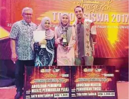  ??  ?? FATIN Azzahra (dua dari kanan) bersama keluargany­a selepas menerima anugerah Tokoh Mahasiswa 2017 yang disampaika­n Dr Maszlee.